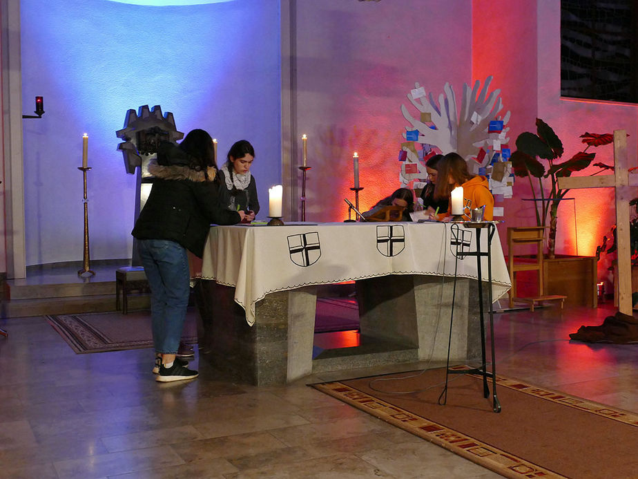 Firmvorbereitung mit Tauferinnerungsgottesdienst in St. Maria, Wolfhagen (Foto: Karl-Franz Thiede)